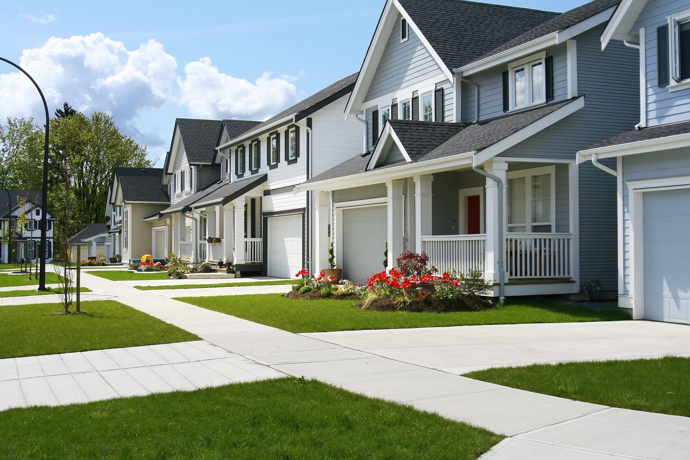 Coastal neighborhood homes, a residential window cleaning image from the Deluxe website